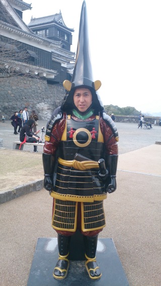 背景のお城は熊本城です。