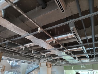 鍛冶ミュージアムの天井。敢えて武骨感を表現しています。