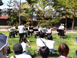 まちやまの芝生席では「LIVE RALLY♪～ライブで繋ぐパフォーマンスラリー」実演中！これは本成寺中学校吹奏楽部です。