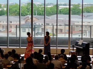 ﾌｧﾝﾌｧｰﾚﾋﾟｱﾉｺﾝｻｰﾄ。ピアニストの三好優美子さん(右）と歌の永桶康子さん