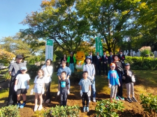 植樹終えてみんなで記念撮影