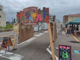 東三条駅前駐車場に設けられた「マルシェギルド」