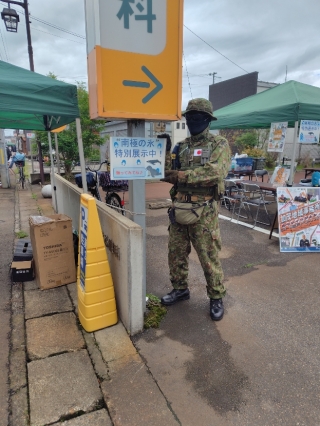 微動だにしない自衛官。人形かと思いました！