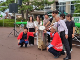 タイムカプセル開封。当時15歳だった人と一緒に記念撮影