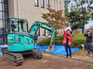 滝沢三条市長がタイムカプセル開封に向けてカウントダウン