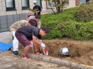 タイムカプセルを掘り起こす男性陣