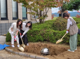 タイムカプセルを掘り起こす女性陣