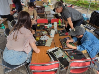 使用済みパソコンを解体する子供たち