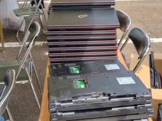 山積みの使用済みパソコン。分解された部品は資源ごみや再生部品として活用します。