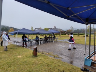 野外ステージのトップは五泉市出身の市之瀬瑠莉さん。雨にも負けず元気な歌で盛り上げます！