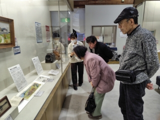 熱心に見入る来館者