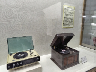 蓄音機とラジオチューナー付きのレコードプレーヤー