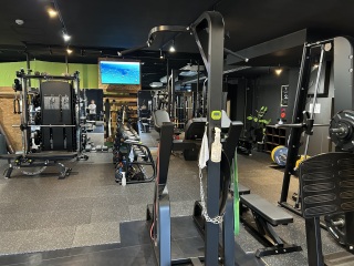 井口さん手作りの内装。トレーニング器具がズラリ!!