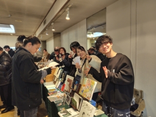 旧小川洋装店で自主製作本を販売していた燕市福泉寺住職と仲間たち