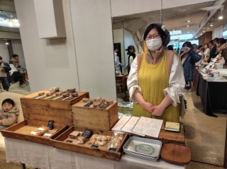 旧小川洋装店奥でおやつと本を販売していた「ホリウチおやつ」の堀内さん