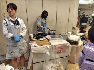 三条高校生による「お汁粉のふるまい」