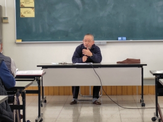 講演をする三条歴史研究会・三条良寛会の羽賀吉昭さん