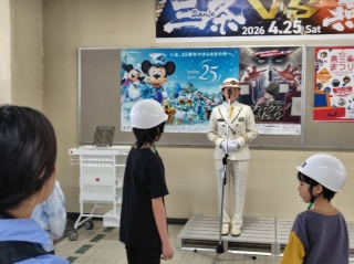 挨拶する長谷部燕三条駅長
